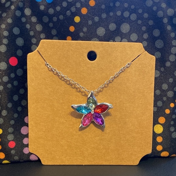 💟 🆕 Flower Necklace!!! Brand NEW!!! - Picture 1 of 4